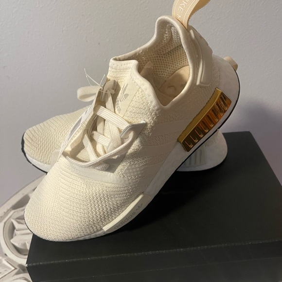 NWT Adidas NMD -R1 Women’s size 61/2